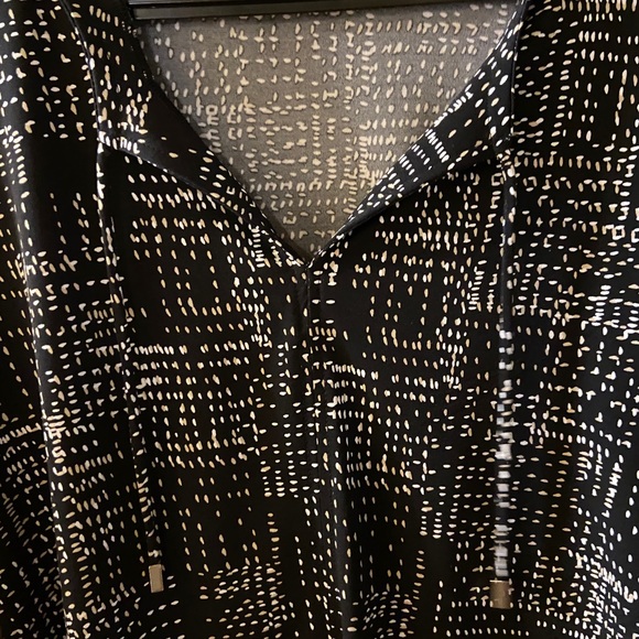 Liz Claiborne black blouse with white & beige pattern size medium - Picture 4 of 11